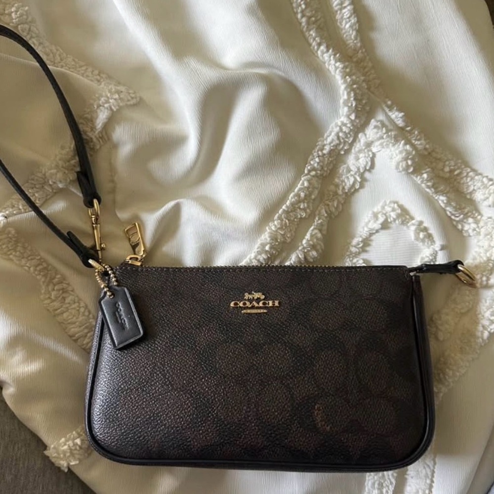 Coach Nolita 19